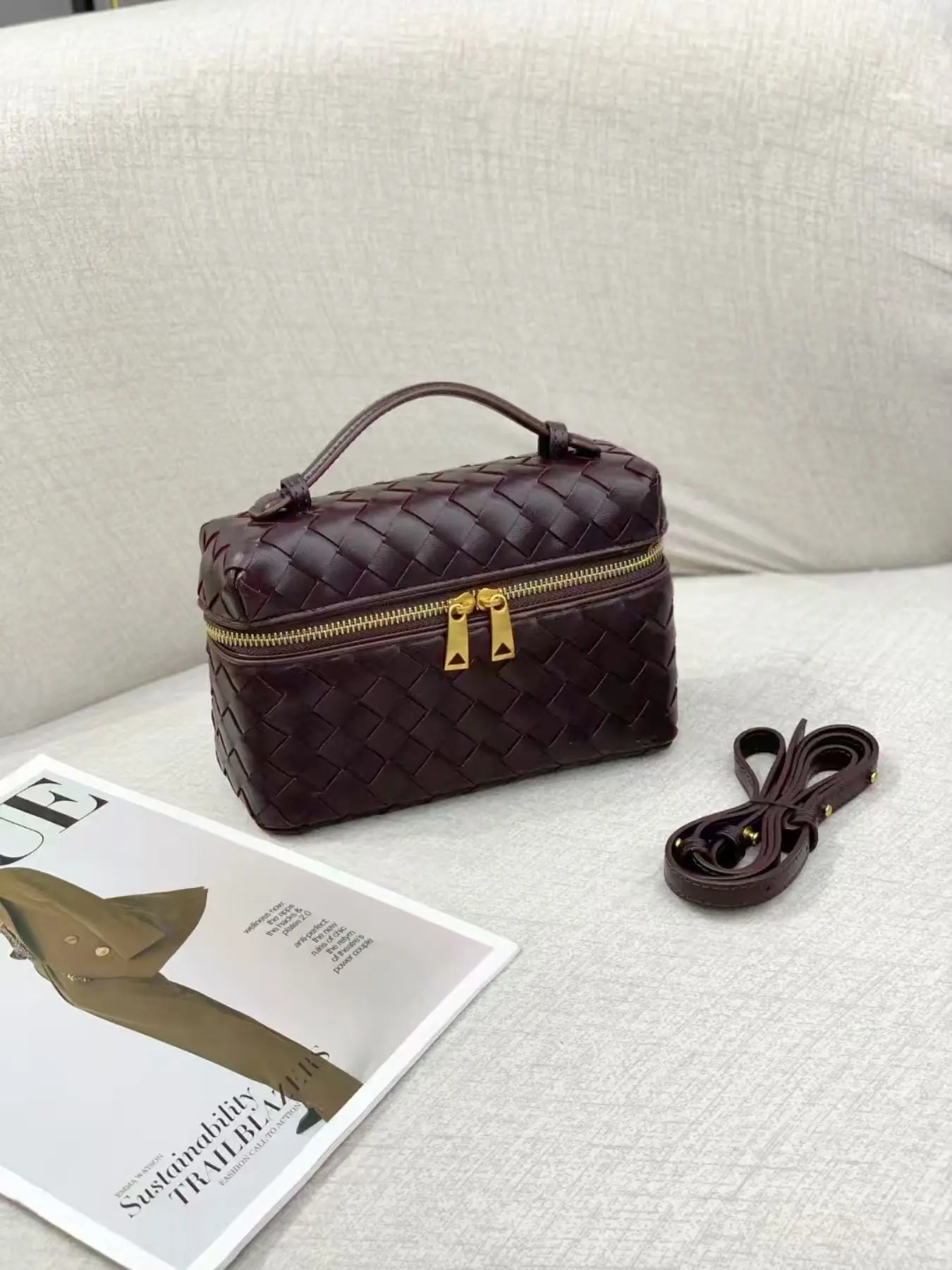 Vintage women's Commuter handbag, Daily commuter purse, with a handcrafted woven box design, can be carried by hand or worn crossbody, perfect for autumn and winter, ideal for daily commuting, complemented with accessories