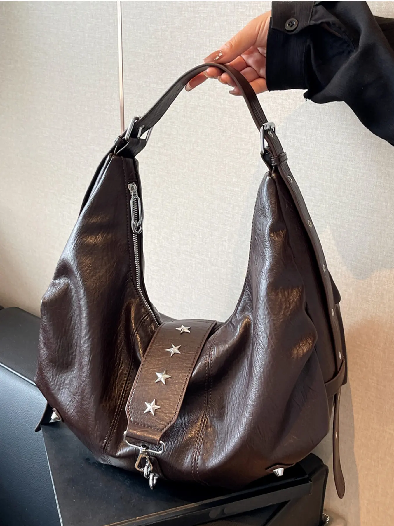Textured one-shoulder dumpling bag, simple solid color crossbody bag, niche design commuter bag, casual crossbody bag, Cross body bags, suitable for commuting to work, daily matching and other scenarios, PU Leather Crossbody