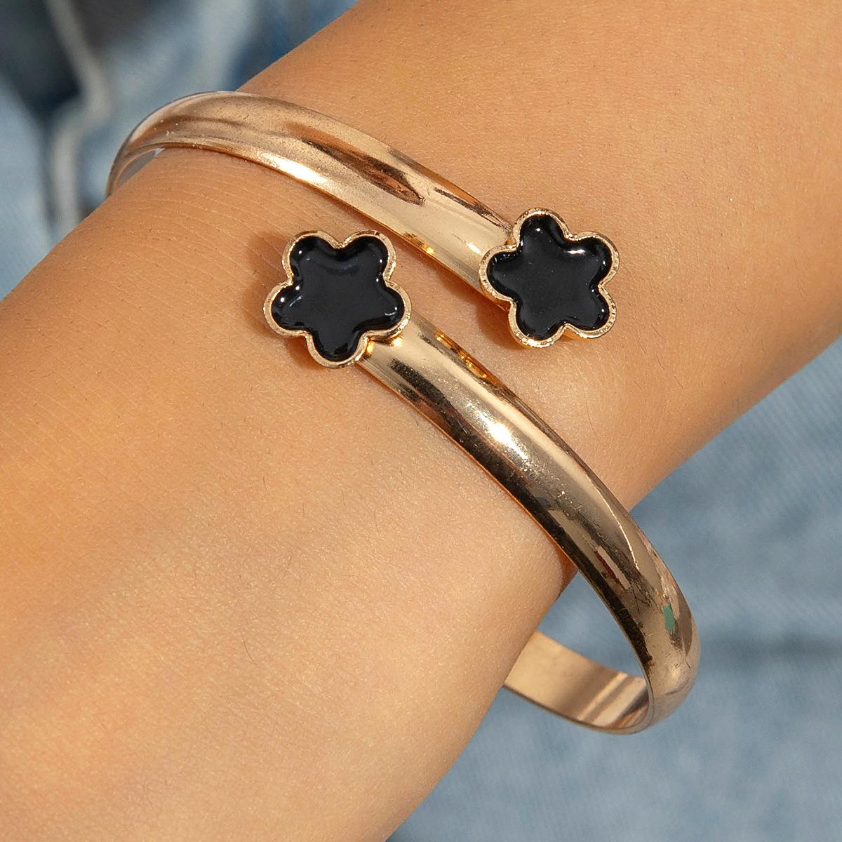 Elegant Five-Leaf Clover Dangle Charm Open Bracelet for Women, Glossy Metal Texture with Bright Luster, White & Black Pendant Options, Ideal Accessory for Commute, Party and Shopping BraceletMetal Cuff Bracelet