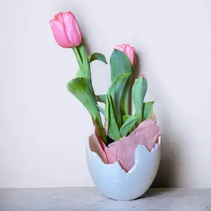 5.5-inch Cracked Egg Planter for Festive Home or Garden Decor