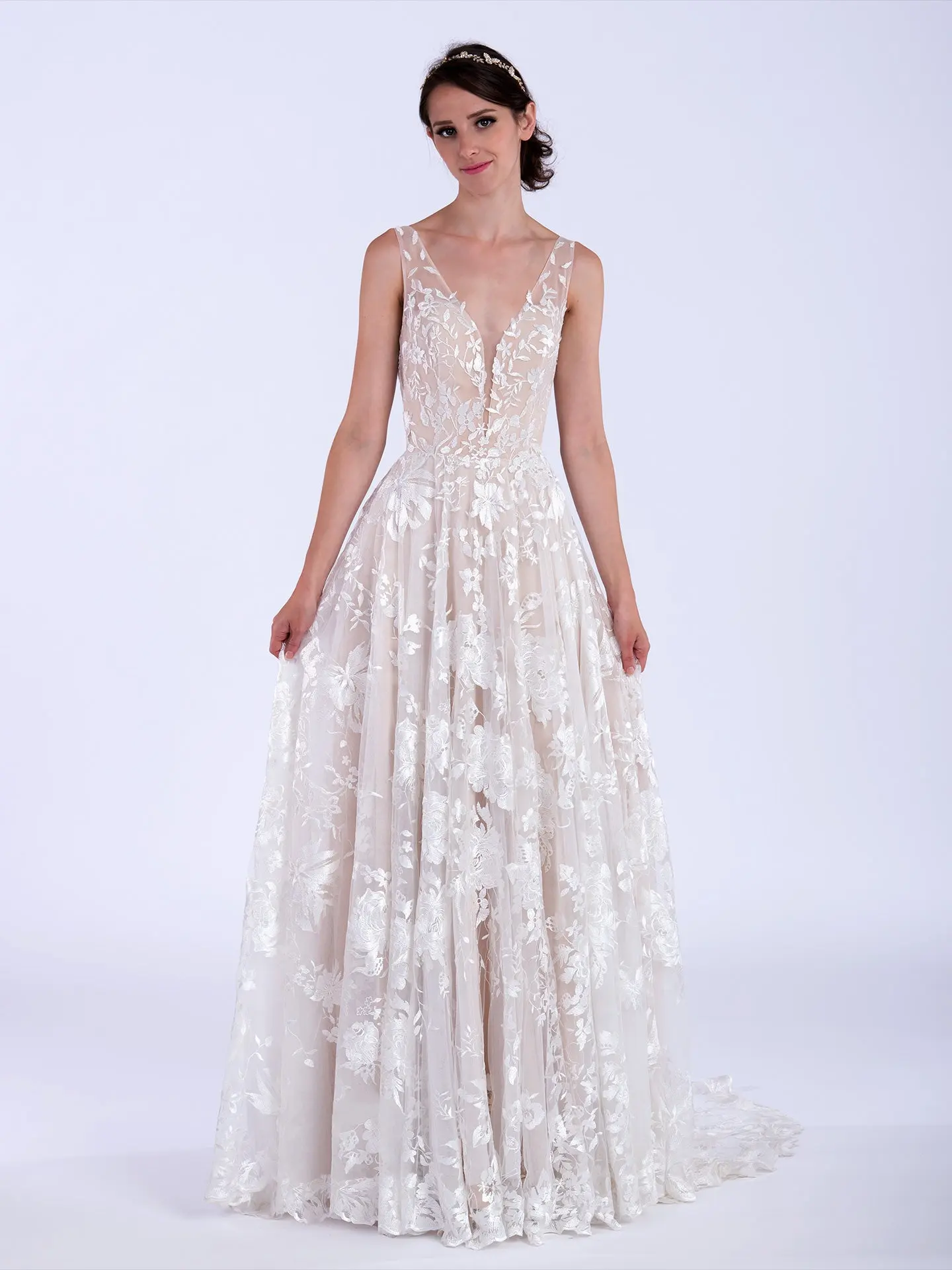 Sleeveless lace wedding dress