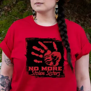 No More St0len Sisters MMIW T-Shirt - Red Handprint Indigenous Women Awareness Tee - Justice for MMIW Shirt - Native American  Support MMIWG Movement Graphic Tee - Meaningful Activism Gift