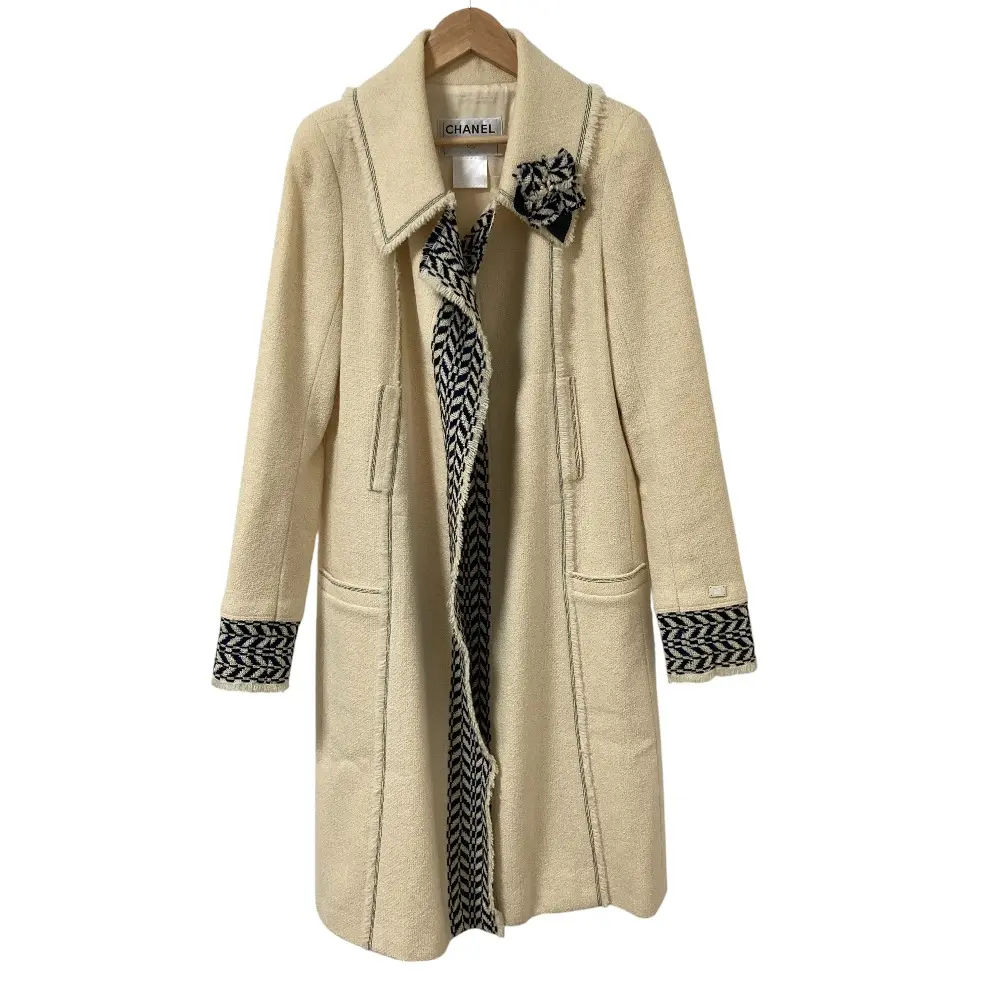 Pre-owned CHANEL Tweed Small Leather Goods Camellia Coat