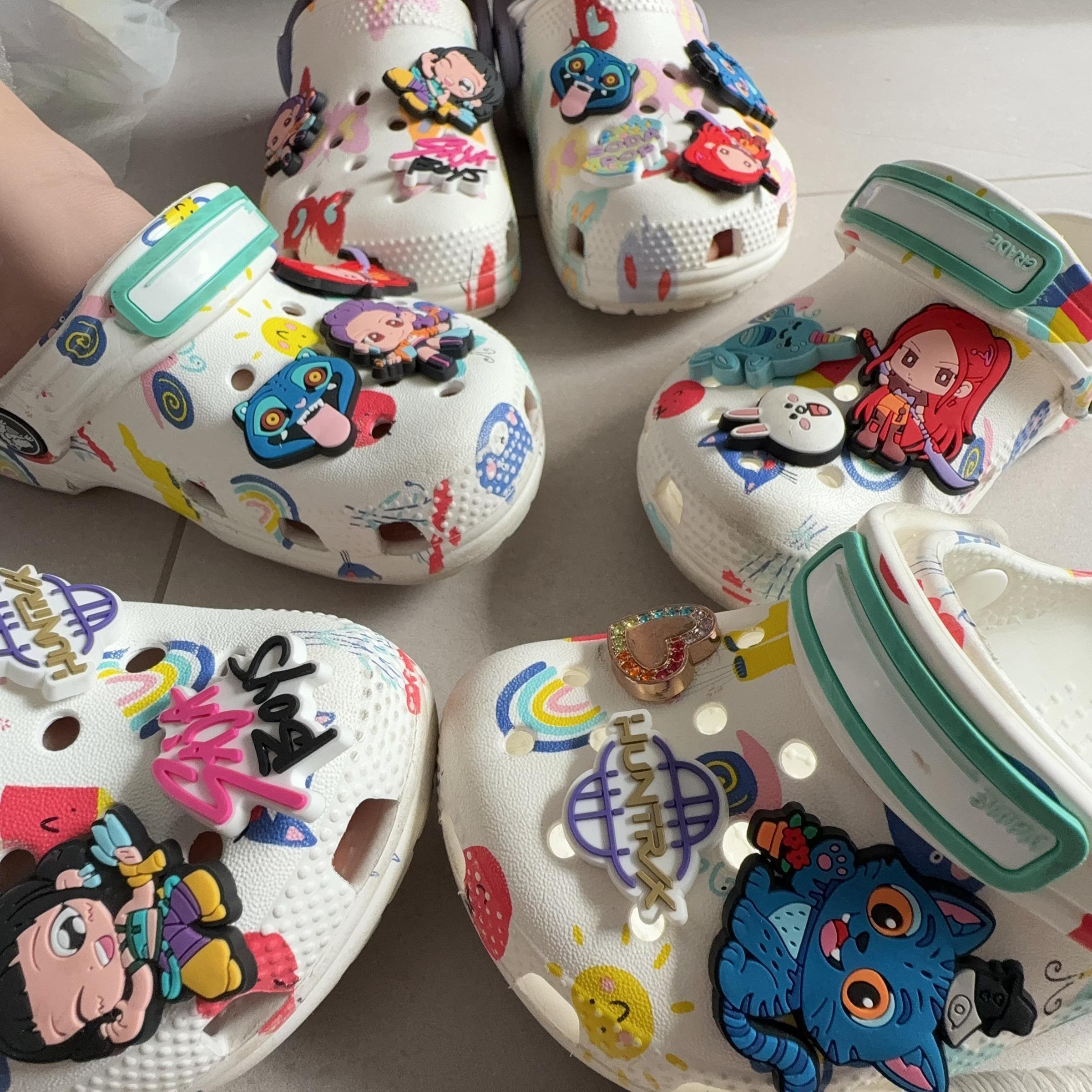 Unisex K-POP Shoe Charms — 18-Piece PVC Cartoon Soft-Rubber Shoe Accessory Set; Cute Shoe Buckles Suitable for All Ages