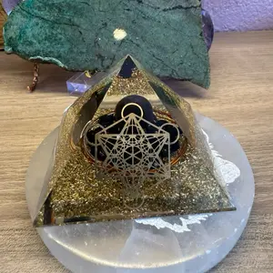 Obsidian Orgone Pyramid – Protection, Grounding & Energy Clearing