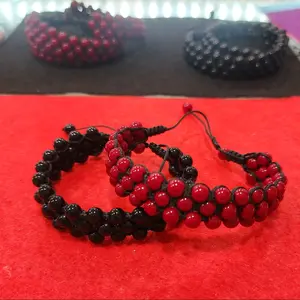 Pulsera tejida a mano con tres hilos.Hand-woven bracelet with three threads.