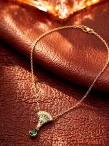 A light luxury fan shaped emerald pendant gold necklace, set with diamond fan-shaped pendant and water droplet shaped emerald pendant, exquisite and elegant, suitable for various scenarios such as daily commuting, dating, and light business.