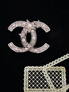 Small Elegant Pearl Star Brooch for Women, All-Season Fashion Accessory, No Precious Metal Plating, Letters Pattern Design
