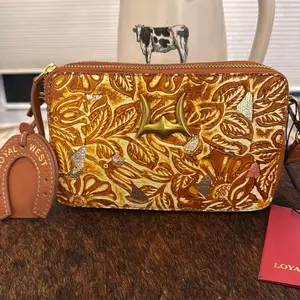 Loyal West Decorative Floral Pattern Zipper Pouch with Elegant Design and Practical Functionality for Everyday Use