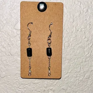 Black and pearl beaded earrings, made with silver chain.
