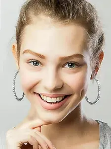 Single row zircon circle earrings, suitable for daily wear, vacation dates, and other occasions, are also a surprising and exquisite small gift.