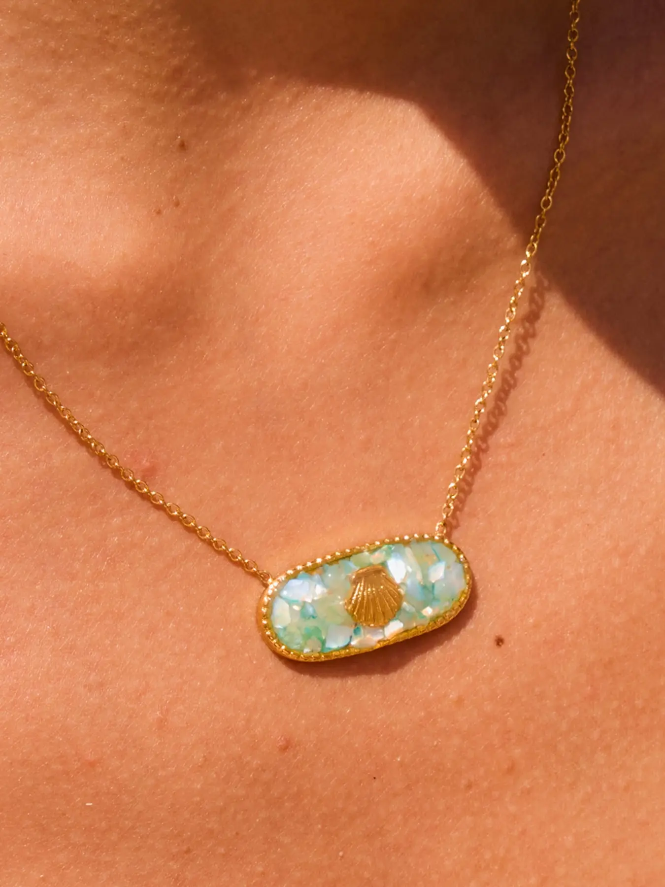 Ladies' Necklace  Oval-Shaped Marine Life Pendant with Oil-Dripping Crushed Shells, Stainless Steel 18k Gold-Plated Waterproof and Anti-Allergy Jewelry  Ocean Vacation Style, Hawaiian Island Charm