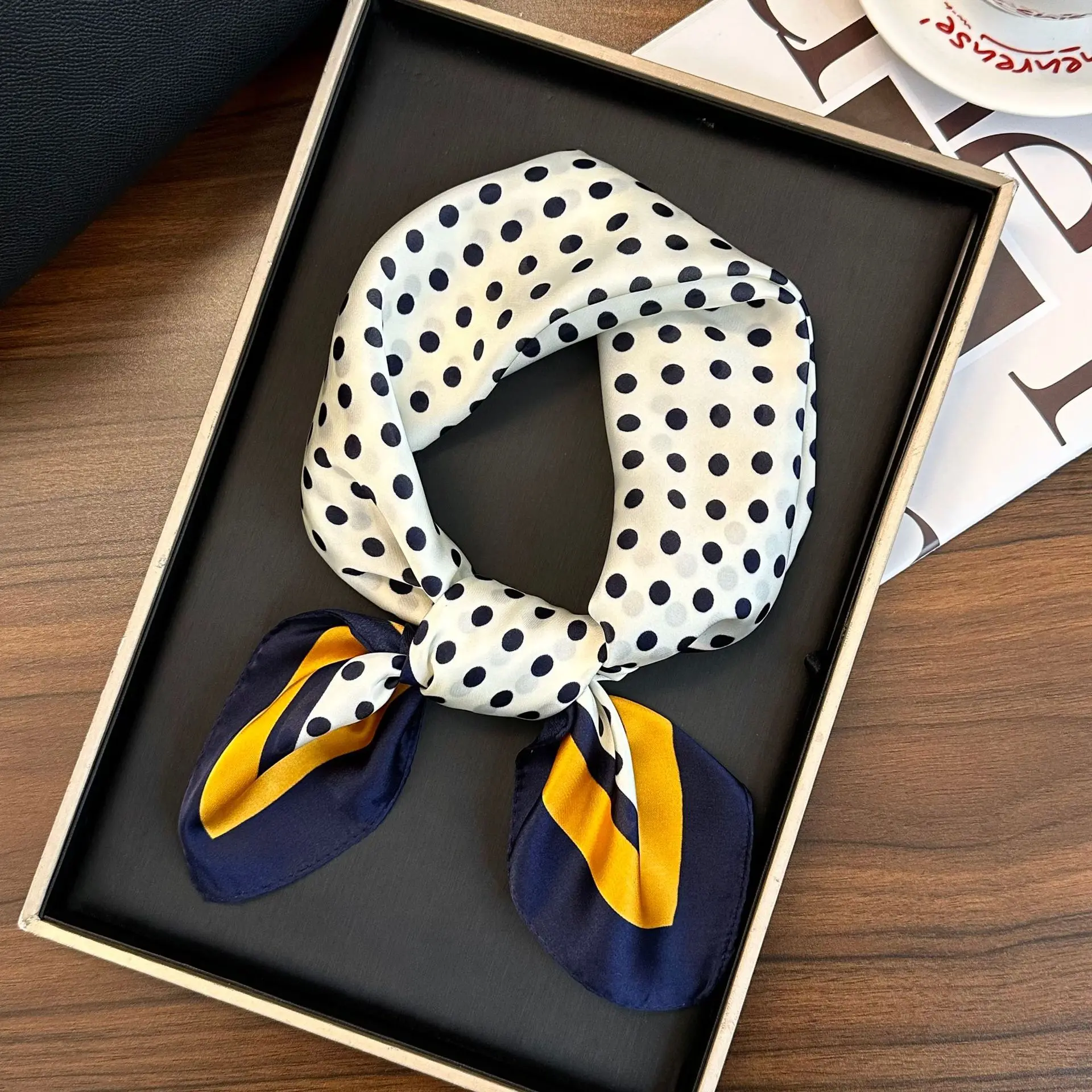 Polka dot border in navy blue and yellow