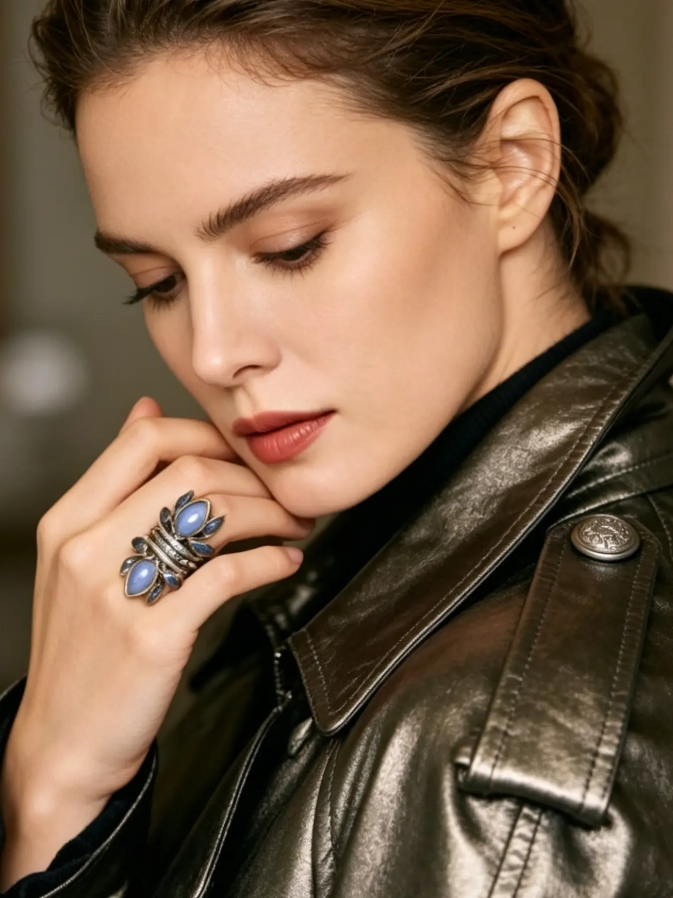 A light luxury retro style multi-layer winding opal ring, featuring a water droplet shaped opal and a stepped white diamond, with rich layers and a soft luster, suitable for daily commuting, dating, light business, and retro dressing scenes.
