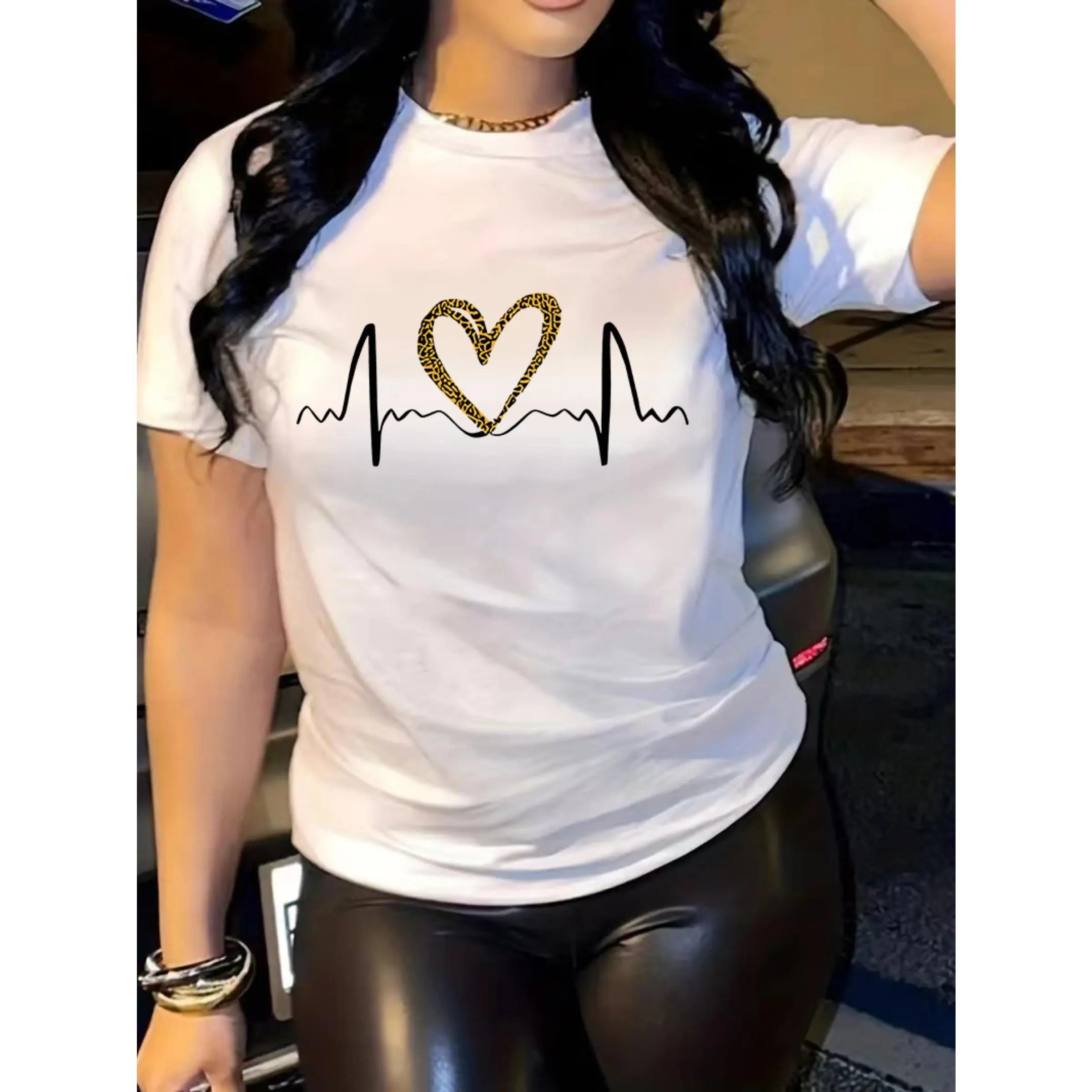 Women's Heart Graphic T-Shirt, Casual Oversized Fit Shortsleeve Top in 100% Cotton, Comfortable Streetwear Style