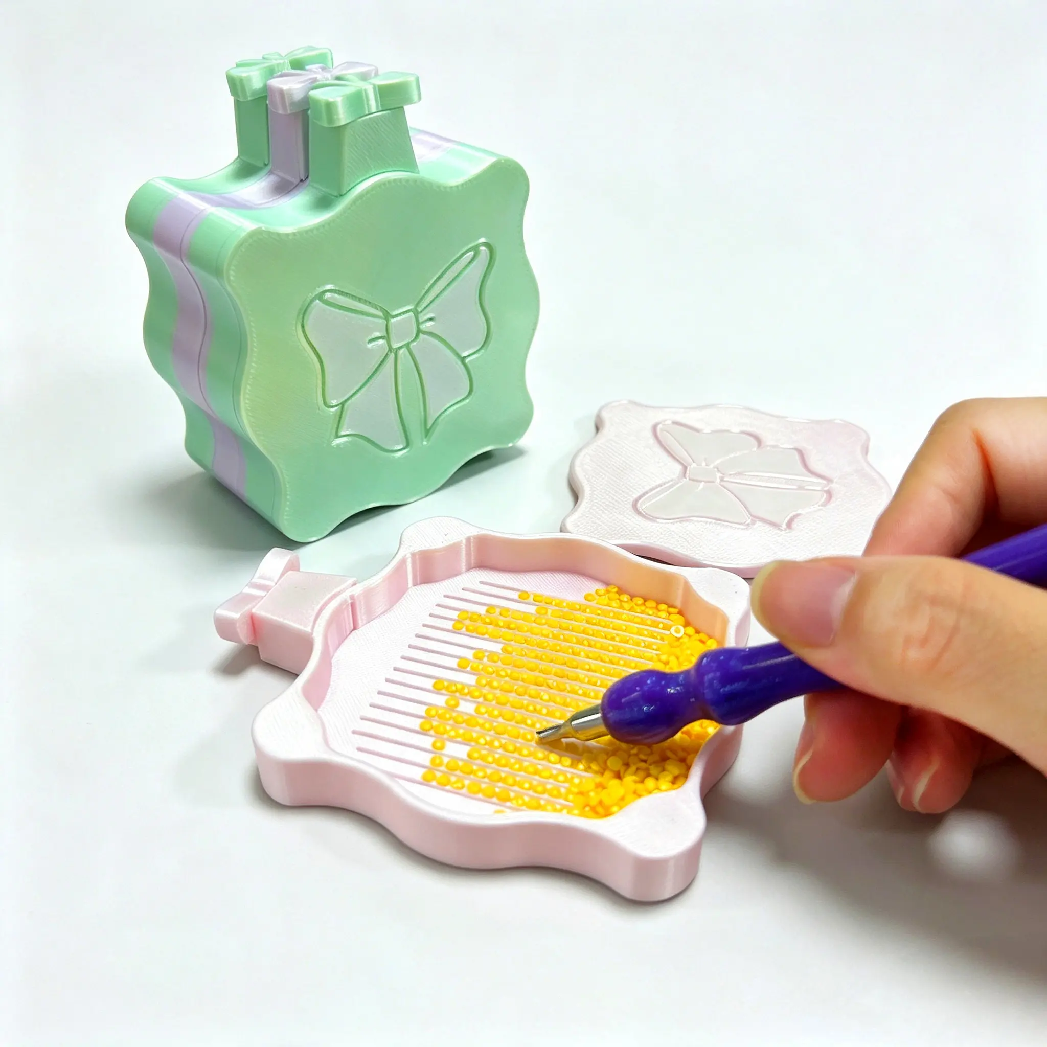 1PC Compact Plastic Magnetic PLA Diamond Painting Tray - 9.7cm×8.4cm×1.2cm, Girly Dreamy Bow-knot Grooved Design with 3D Embossed Texture, Sturdy Light PLA, Antislip Diamond Beads Holder, Outdoor Handcraft Tool for DIY Needlework Hobbies