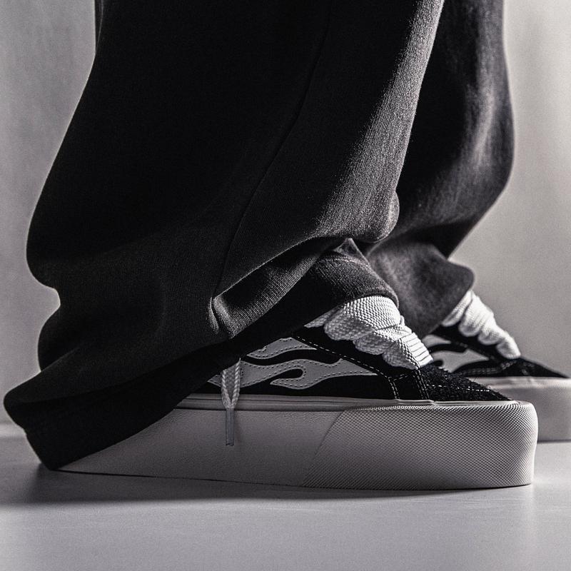 LOGAN STOMPER - BLACK