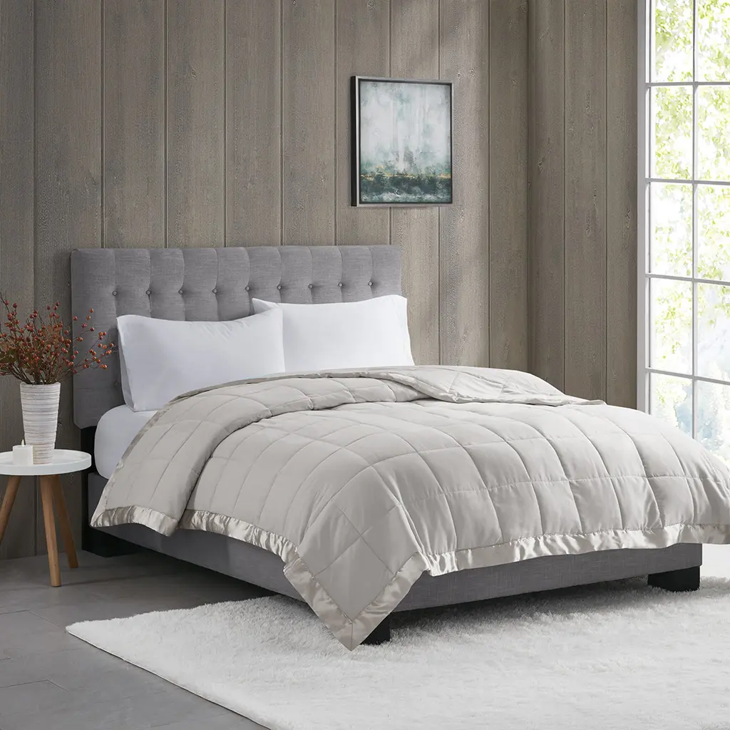Lightweight Down Alternative Blanket with Satin Trim, Windom