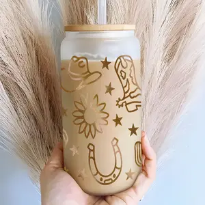 Golden Western Style Pattern 16oz Covered Straw Glass Drinking Cup, Tumbler, Reusable Glass Drinking cup, Glass Jar Design, Suitable for Iced Coffee, Juice, Glassware. Perfect Gift for Western Style Enthusiasts, Friends and Family