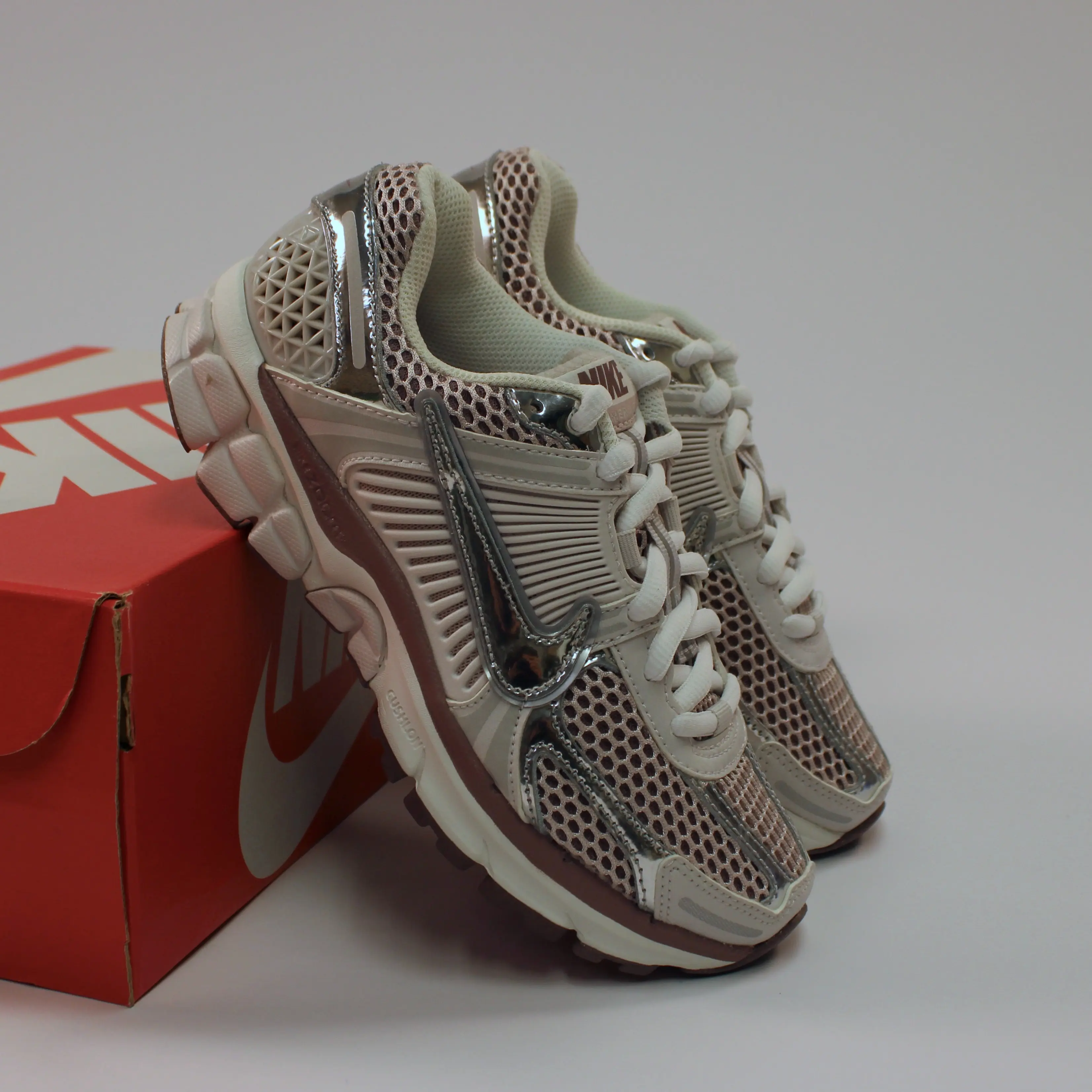 スニーカー&シューズ完全バイブル '03Summer Nike Zoom Vomero 5 Metallic Silver Platinum Violet Women's Sneaker