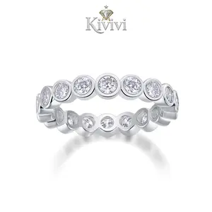 18 round-cut moissanite stones are arranged around 925 sterling silver. Each facet shines exquisitely, elegantly and stylishly.Suitable for engagement, wedding, date or birthday gifts. ring