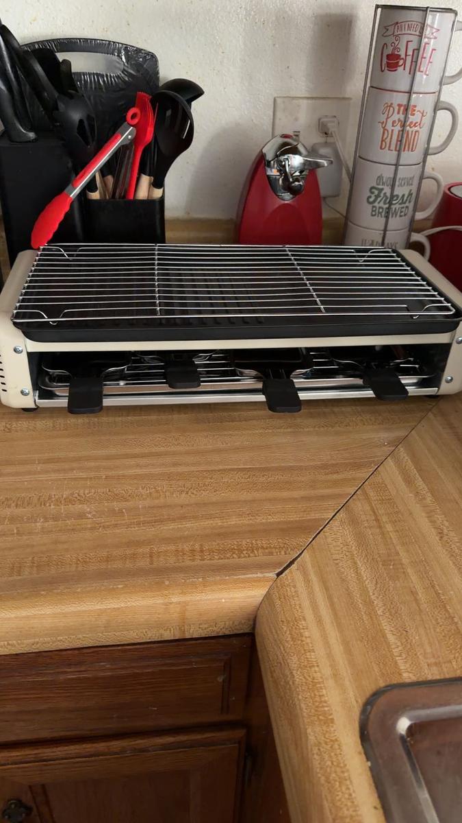 Item: White (with food clip and 4 hand plates)