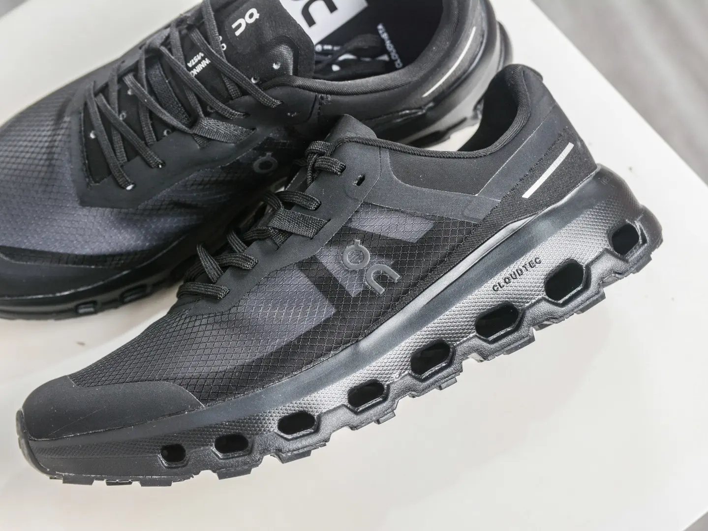 Matte All-black Breathable Mesh Multi-edge Hollow Cushion Thick Sole Lace-up Daily Long-run Commute Anti-slip Jogging Sneakers