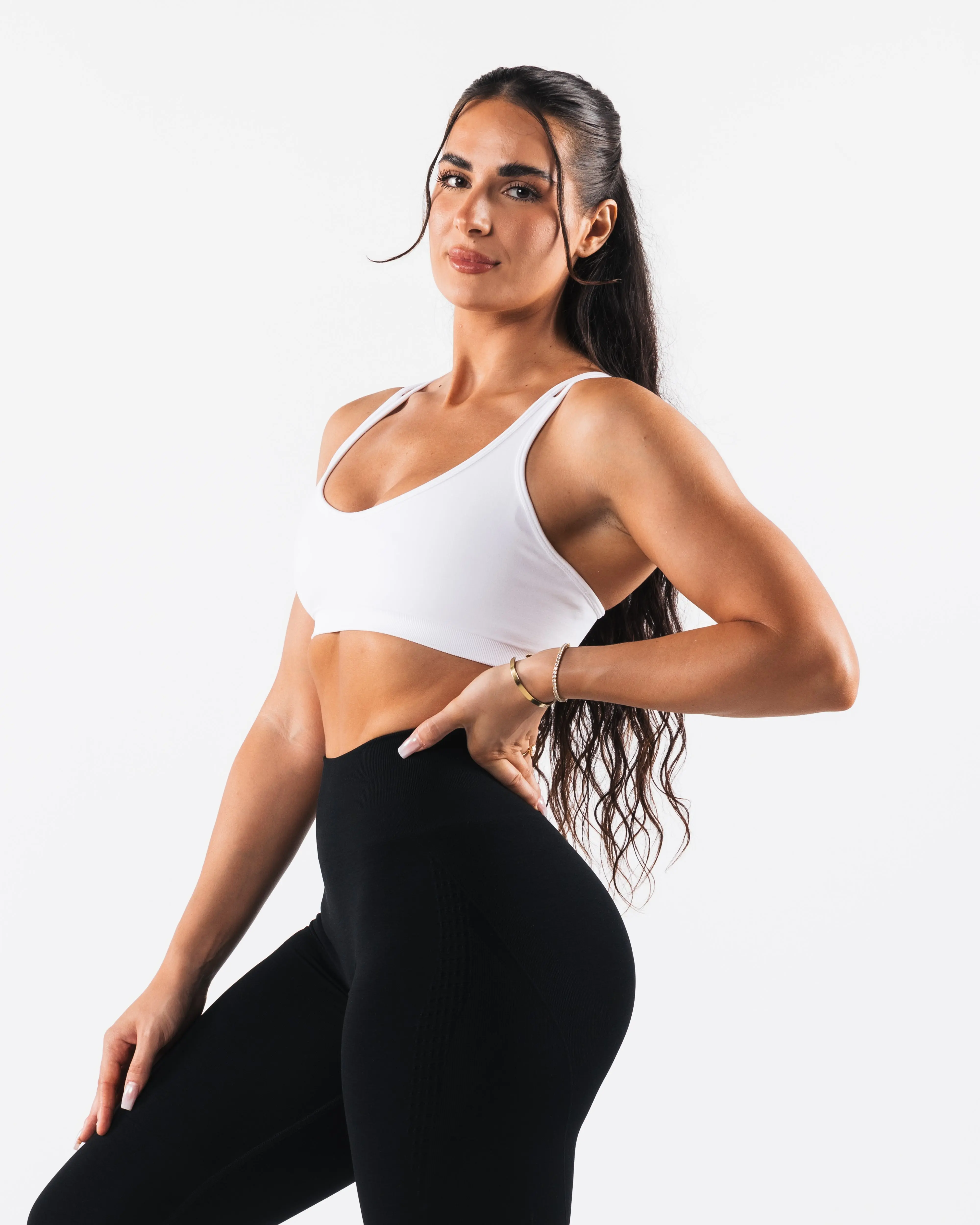 Alphalete Women's Excel Seamless Ribbed Sports Bra, Smooth Amplify Fabric with Supportive Ribs for Low to Medium Impact Yoga & Workouts, Workout Bra, Yoga Sports Bra