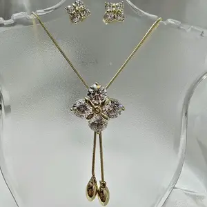 Variedad de Set de corbatines 20-inch. Collar y aretes. Gold-Plated