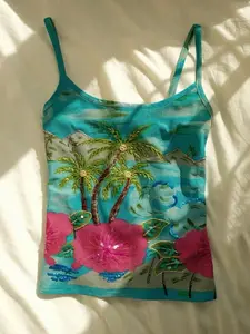 Summer island-style camisole vest with tropical coconut tree and floral prints, Spaghetti strap, a slim-fit cropped top for sexy vacation looks, suitable for seaside vacations, beach photoshoots, music festivals