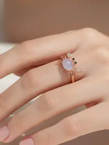 Women's Moonstone Crab Ring, Fashionable Unique Design, Sparkling Diamond-Encrusted Small Crab Midi Finger Ring, Trendy Jewelry Accessory, Statement Rings