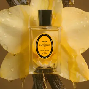 Voile de Vanille Eau de Parfum Fragrance Family: Oriental, Floral  Top Notes: Mandarin, Grapefruit, Lemon, Pepper  Heart Notes: Apple, Jasmine, Lily of the Valley, Lilac, Violet  Base Notes: Sandalwood,Cedarwood,Tonka Bean,Vanilla,White Musk