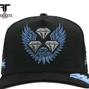 Ferreti Hats FT165, una pieza diseñada para capturar miradas y definir tu estilo. Esta edición especial "Diamantes Blue Wing" combina la elegancia del negro con el impacto visual de los detalles en azul eléctrico y cristales, perfecta para quienes buscan