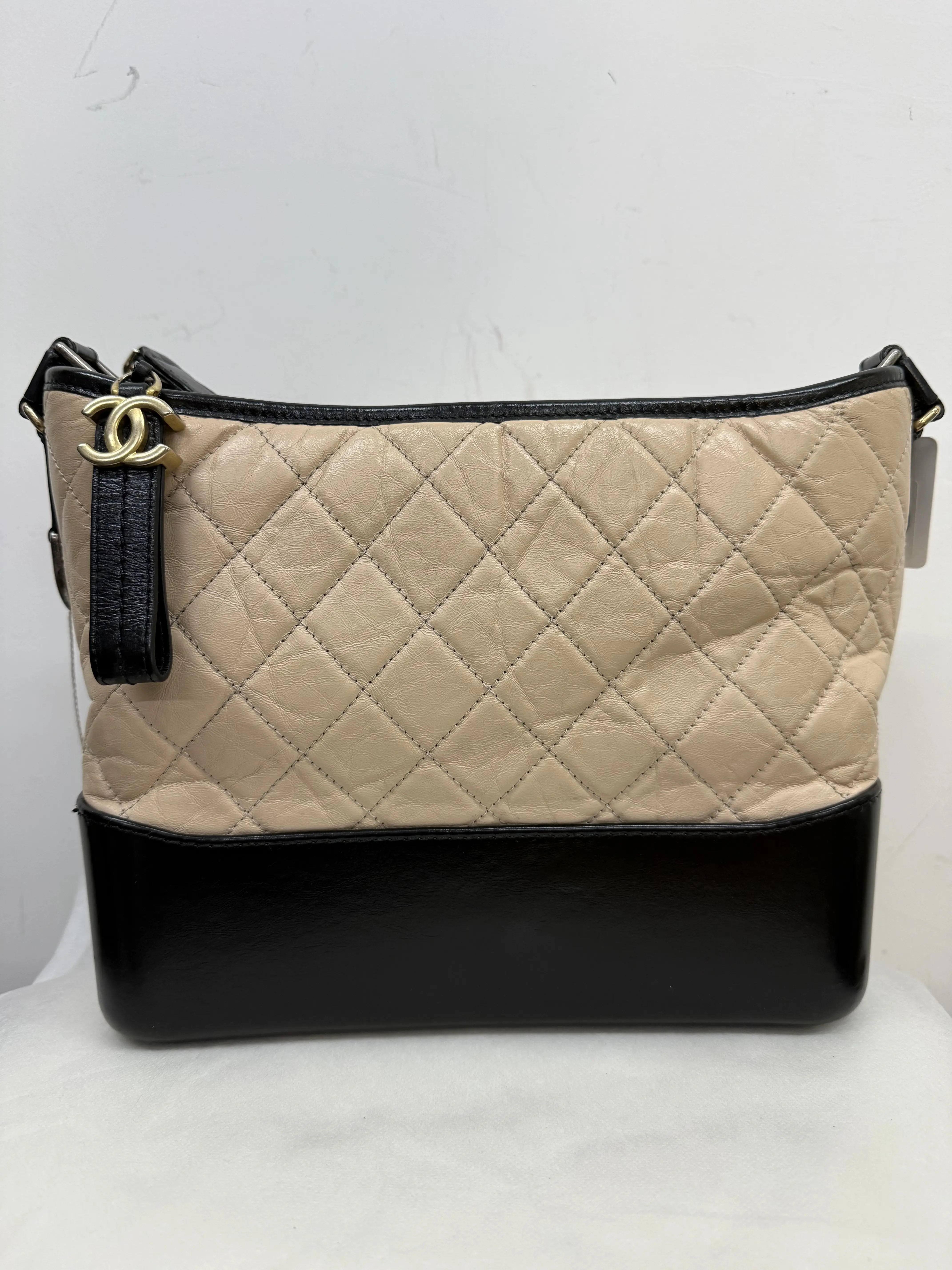 Pre-owned CHANEL Gabrielle Medium Hobo Bag in Beige & Black Quilted Aged Calfskin Bag (98% New, B2512024), Shoulder Bags, Zip