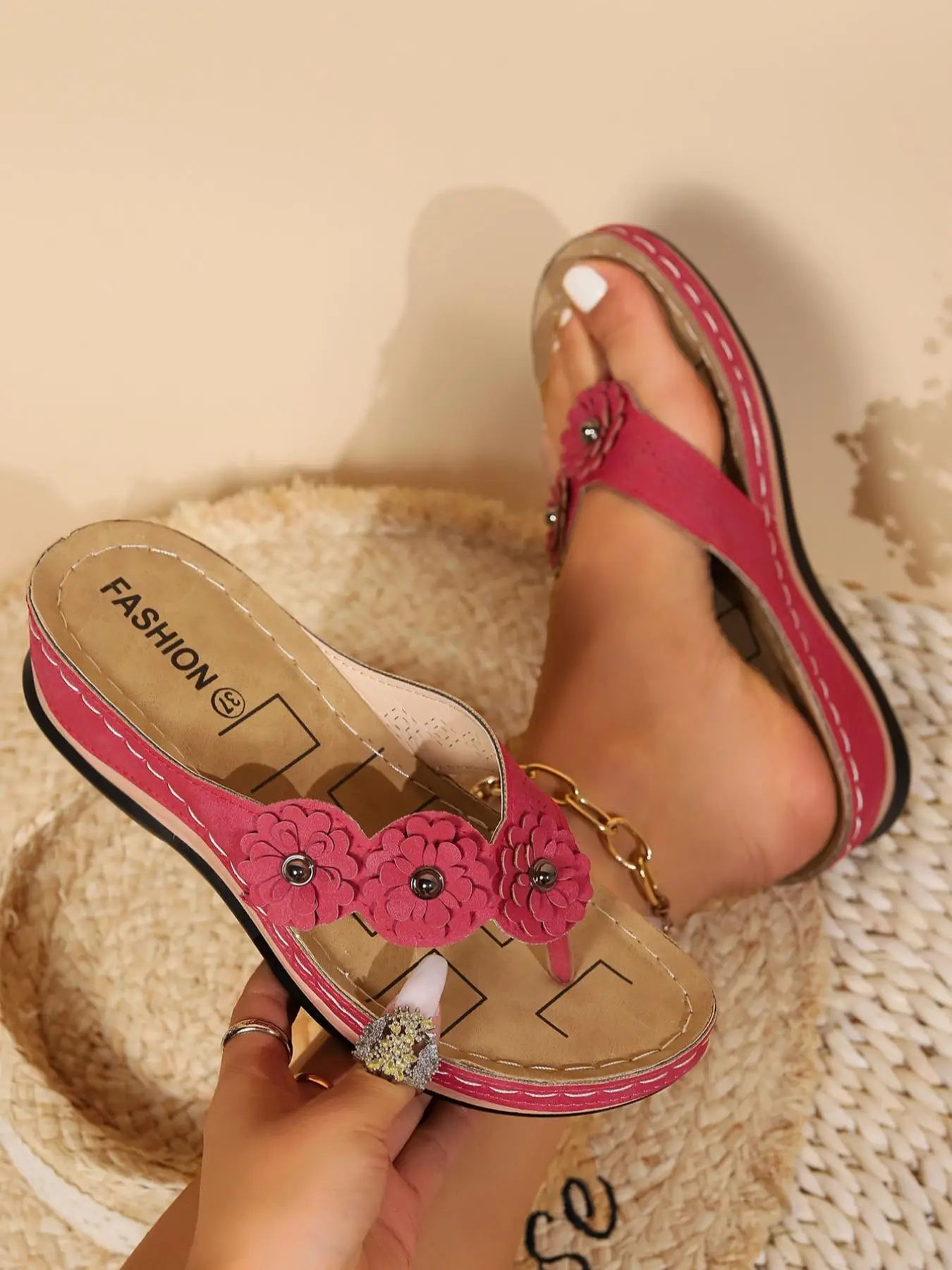 Summer 2024 Women's Fashionable Casual Flower Decorated House Shoes Slippers, Comfort Sandals, Simple Design Flip Flops, Casual Matching Slippers for