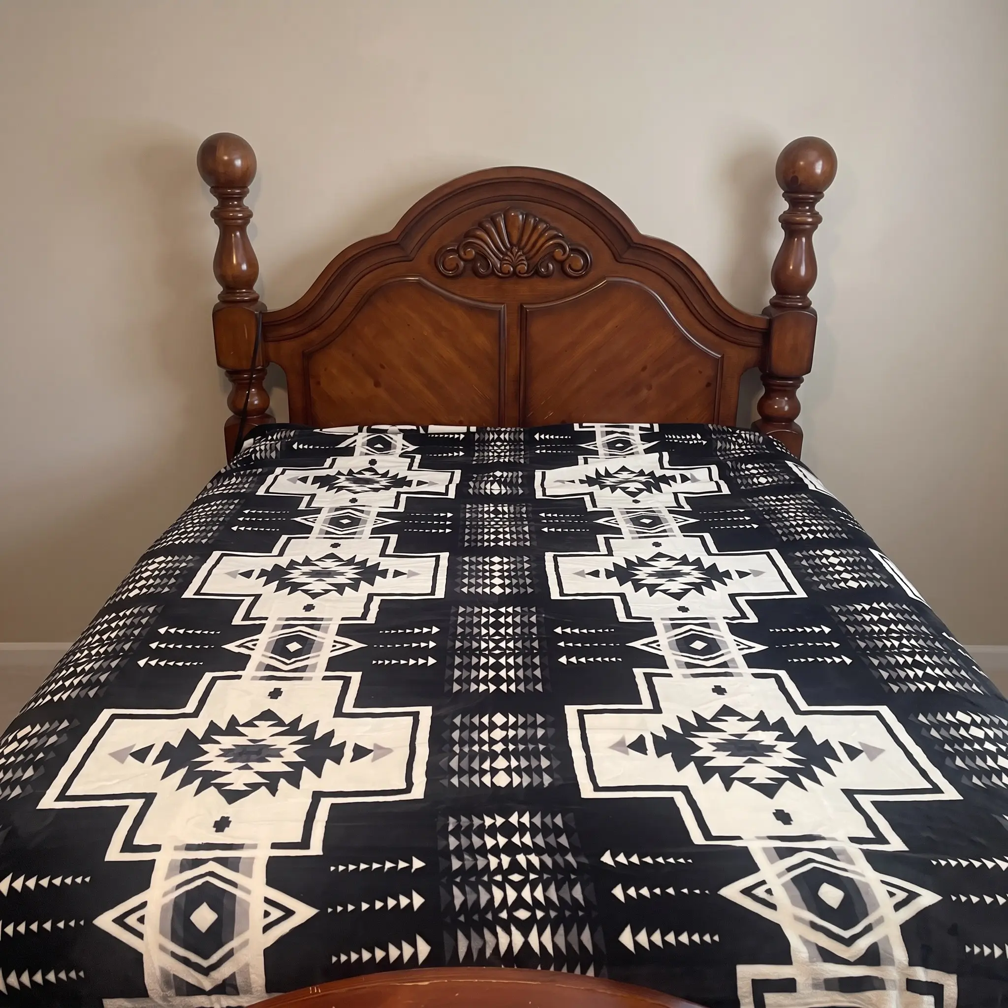 King Black and White SouthWestern 82in X 90in Super Soft Flannel Fleece Plush Blanket
