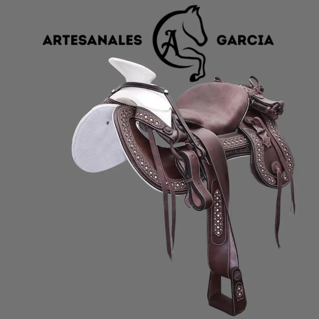 Montura Cola de Pato Con Cantina - Equestrian Saddle with Equestrian Design, Includes Buckle, and Decorative Elements