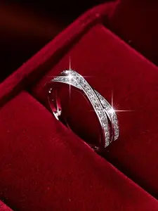 Classic inlaid white cubic zirconia women's ring suitable for parties, banquets, engagements, ladies' jewelry, Valentine's Day anniversary gifts