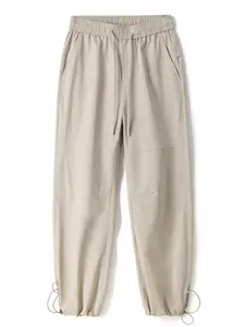 Men’s drawstring pants suitable for all seasons, easy to put on and take off, adjustable drawstrings at the hem, easily adapts to various styling options, versatile street style for multiple outfits.