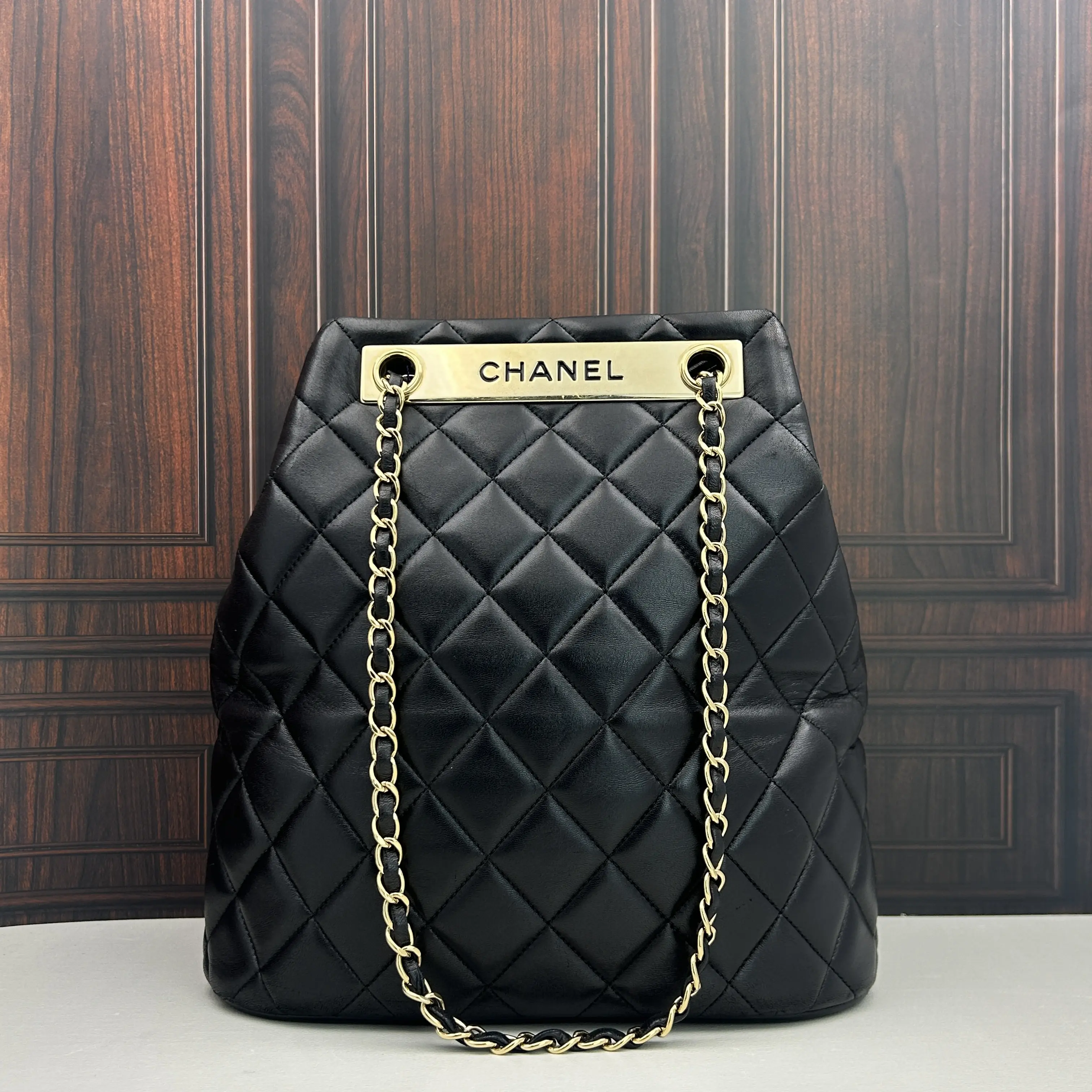 Pre-owned CHANEL Vintage Matelassé Quilted Bucket Bag with Metal Logo Plate 888