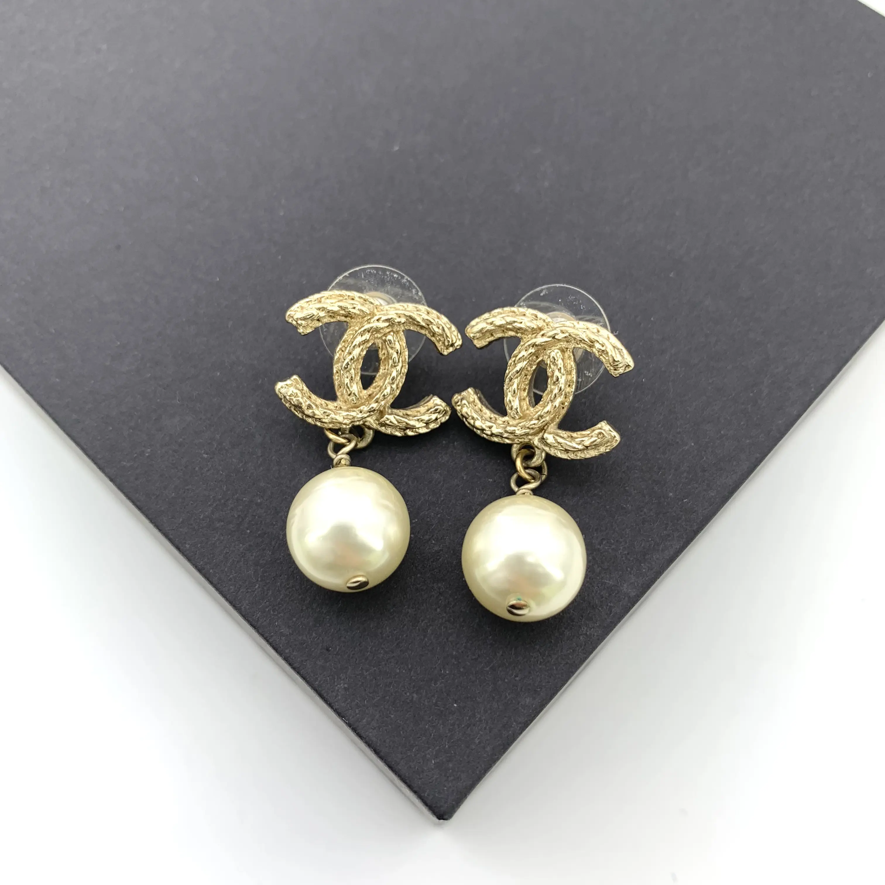 Pre-owned RDLTJ— Chanel Gold CC Pearl Drop Earrings