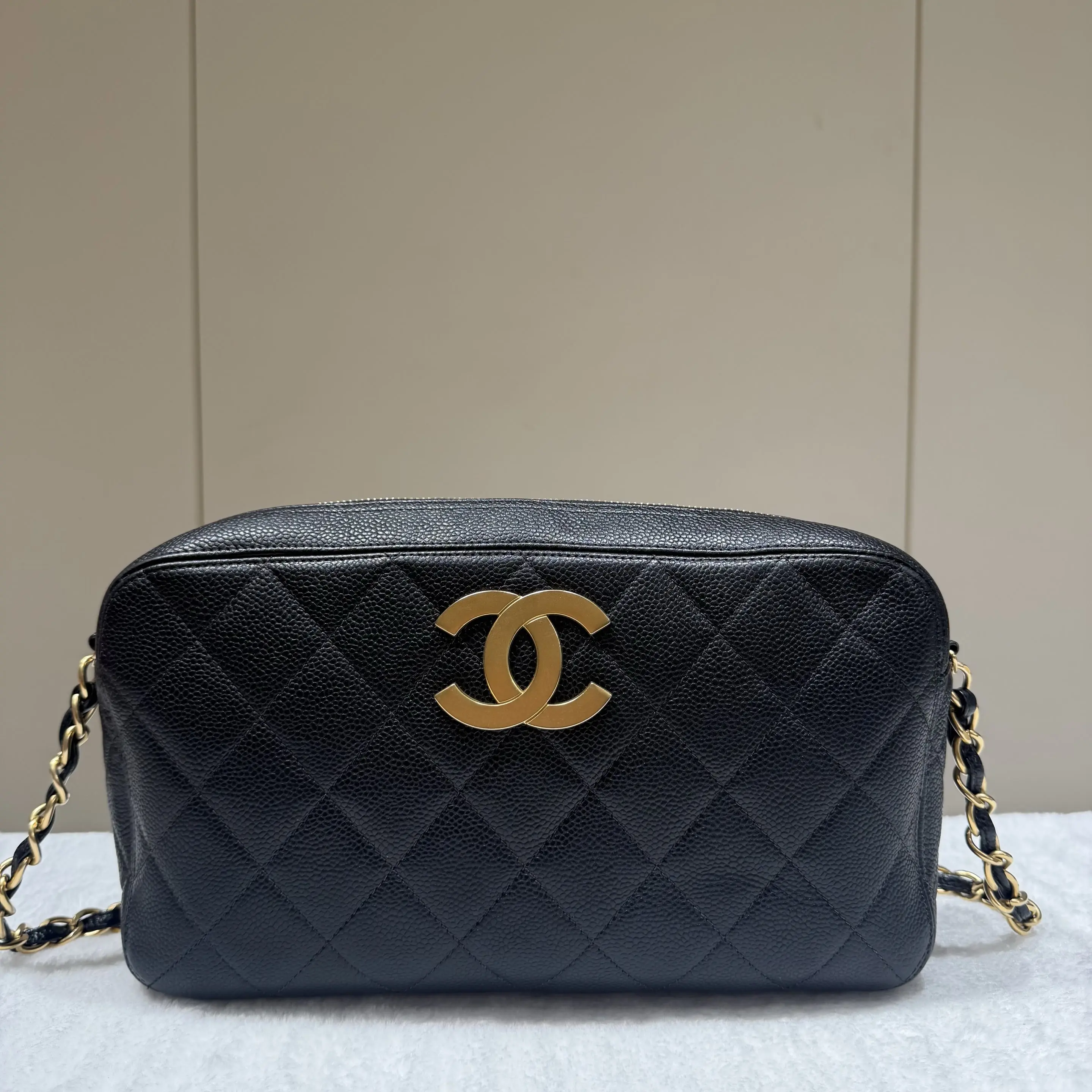 Pre-owned CHANEL leather Shoulder bags Black Gold Hardware Camera Shoulder Bag 38248910 SHTS