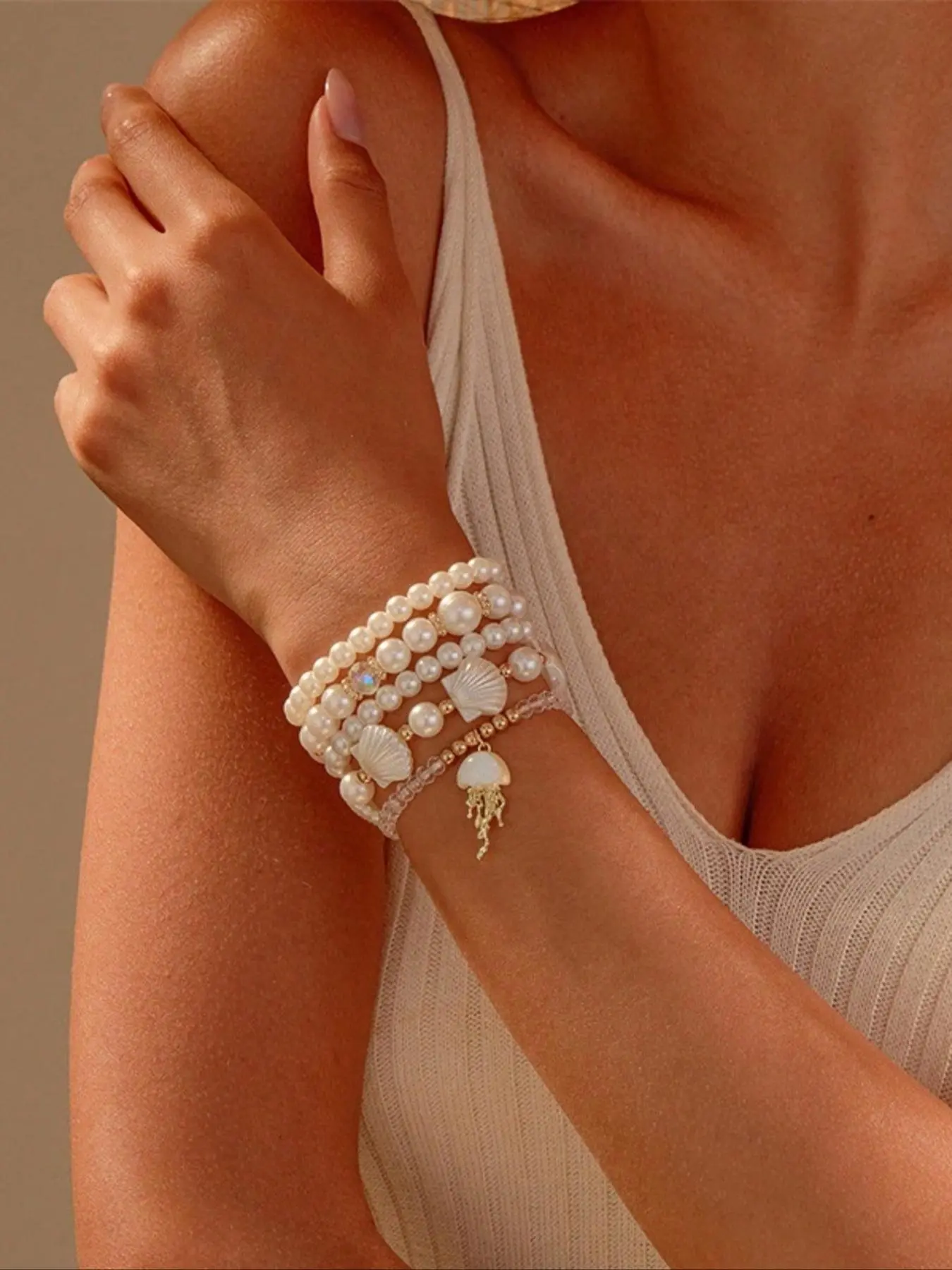 5 pieces of women's imitation pearl elastic bracelet set, fashionable and elegant beach beach vacation imitation shell crystal jellyfish bracelet, the perfect gift for women