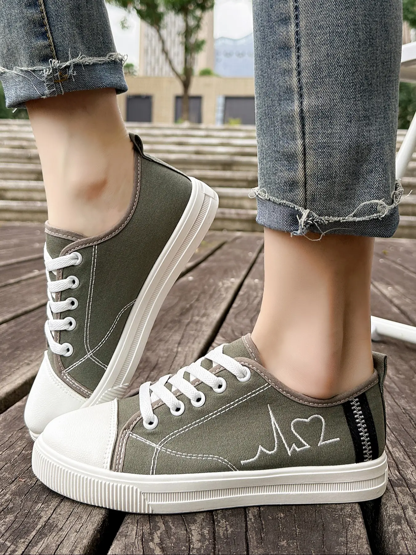 1 pair of versatile fashionable casual Low Top shoes for women, front lace flat casual sports shoes Sneaker Casual Sneaker Trainer that can be worn all year round
