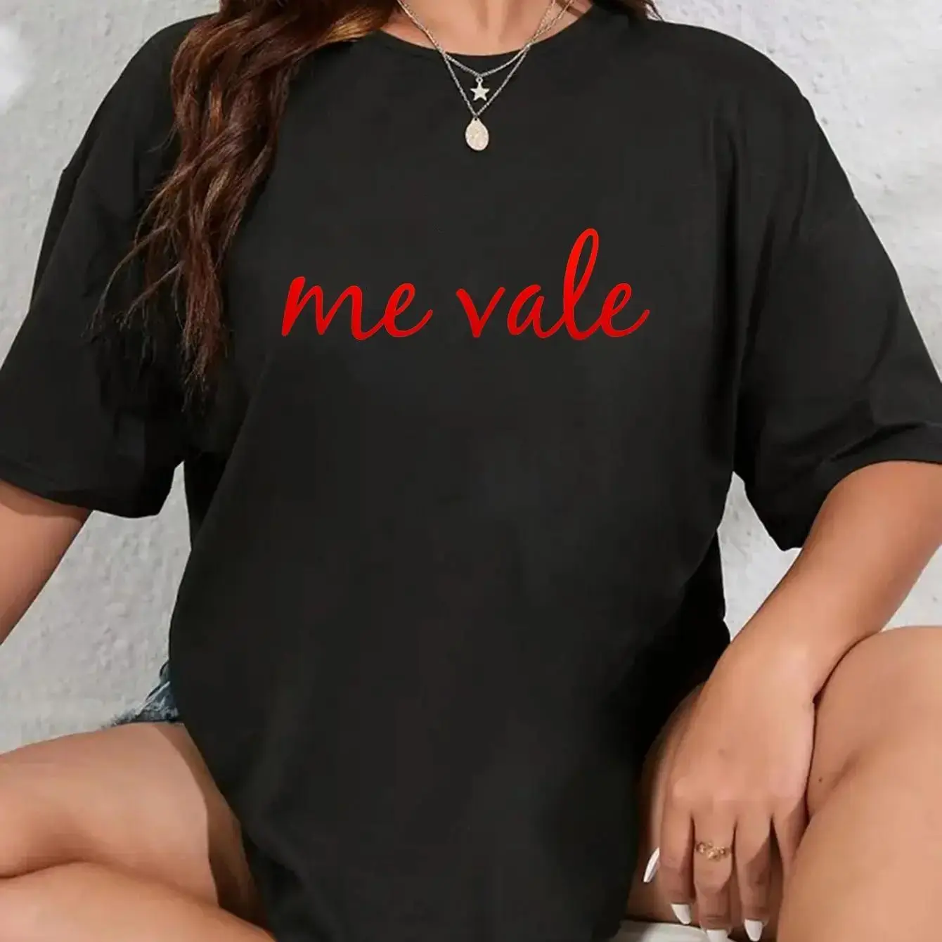 Oversized "Me Vale" Graphic T-Shirt, Unisex Casual 100% Cotton Top with Latino Spanish Slogan, Lightweight Breathable Fabric