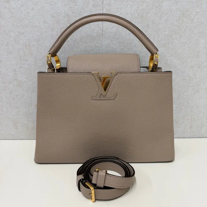 Pre-owned Louis Vuitton leather Crossbody Bags lv Capucines PM 21536128