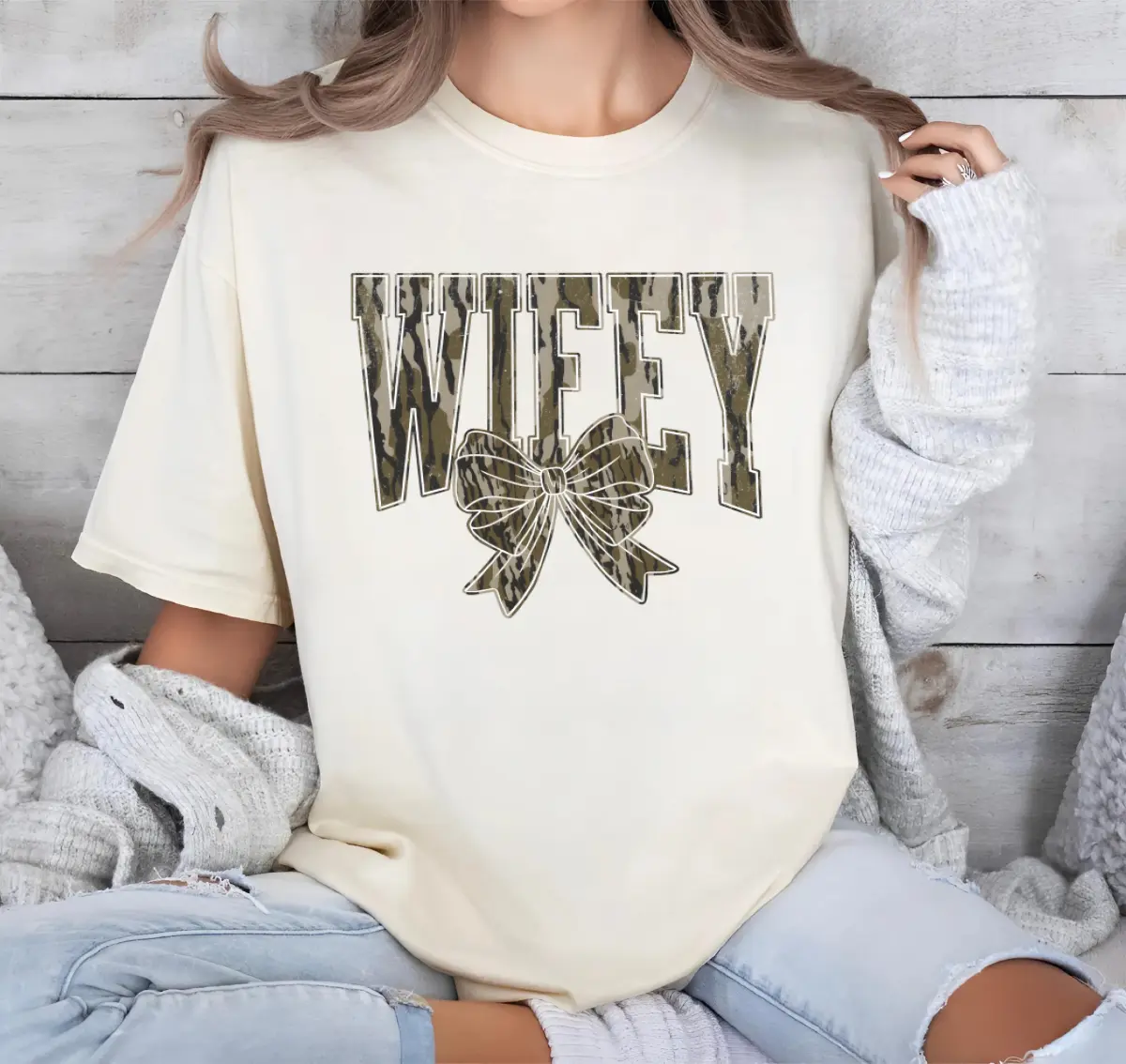 Camo Wifey T-Shirt – Cute Camouflage Bow Graphic Tee for Brides, Newlyweds & Wives, Casual Coquette Hunting Wife Top