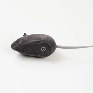 Don't let the cat see it! The simulated mouse squeaks with a bite, colored vinyl + flocking double texture, playing until the whole house is chasing after it