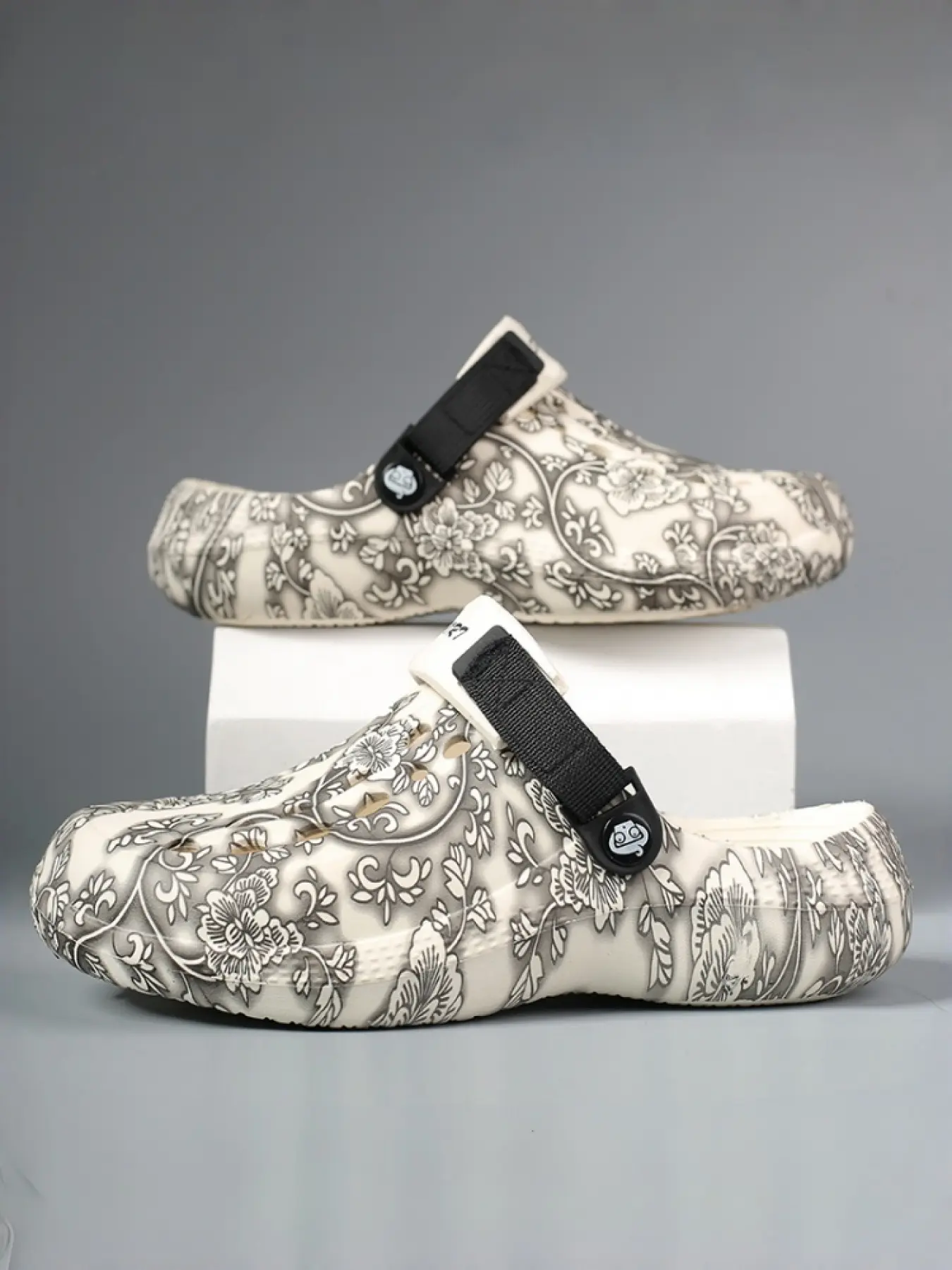 Unisex Chinese Style Floral Print Foot Clogs: Ink Wash Flower Design, Adjustable Strap, Breathable Hollow Out. For Summer Outings/CN Styling