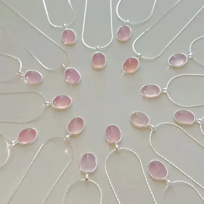 New pink strawberry crystal necklace, niche design, simple oval pendant, collarbone chain neck accessory